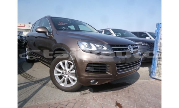 Buy Import Volkswagen Touareg Brown Car in Import - Dubai in Dushanbe