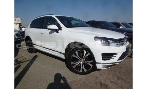 Buy Import Volkswagen Touareg White Car in Import - Dubai in Dushanbe