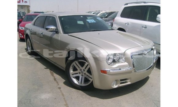 Buy Import Chrysler 300 Beige Car in Import - Dubai in Dushanbe