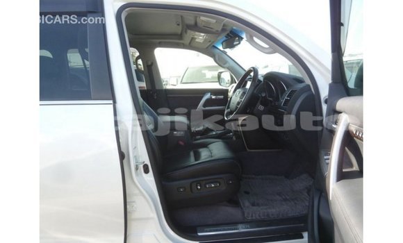 Buy Import Toyota Land Cruiser White Car in Import - Dubai in Dushanbe Buy Import Toyota Land Cruiser White Car in Import - Dubai in Dushanbe