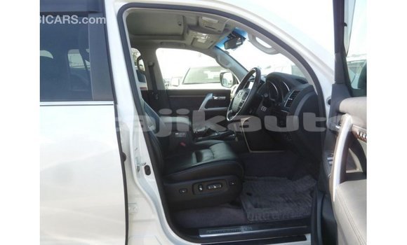 Buy Import Toyota Land Cruiser White Car in Import - Dubai in Dushanbe Buy Import Toyota Land Cruiser White Car in Import - Dubai in Dushanbe