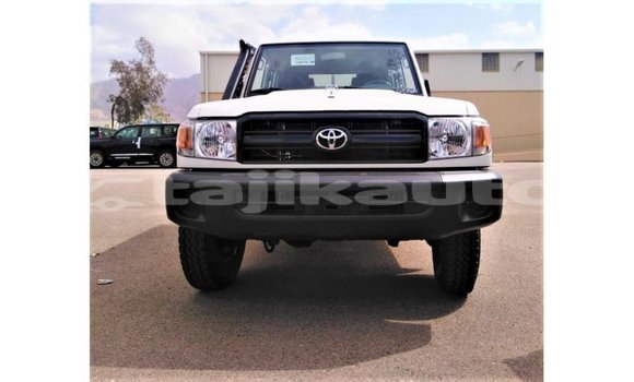 Buy Import Toyota Land Cruiser White Car in Import - Dubai in Dushanbe