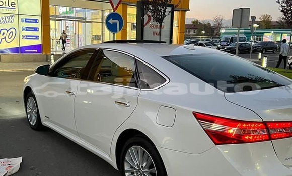 Buy Used Toyota Avalon White Car in Dushanbe in Dushanbe