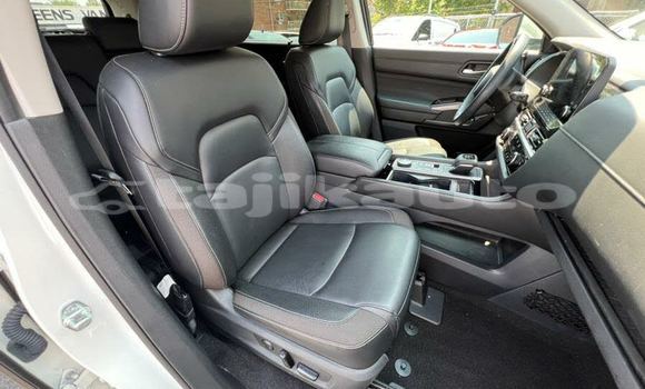 Buy Import Nissan Pathfinder White Car in Chorku in Sughd Buy Import Nissan Pathfinder White Car in Chorku in Sughd