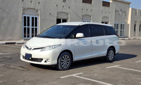 Buy Used Toyota Previa White Car in Dushanbe in Dushanbe