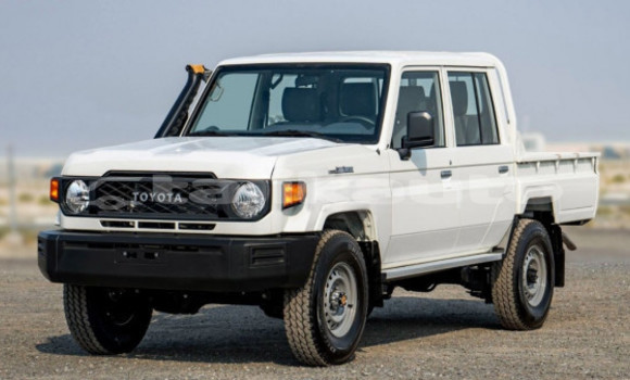 Buy Used Toyota Land Cruiser White Car in Buston in Sughd