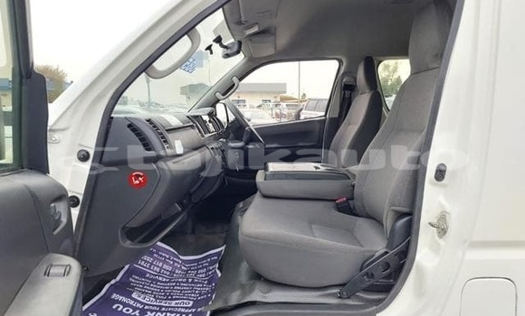 Buy Used Toyota Hiace White Car in Dushanbe in Dushanbe Buy Used Toyota Hiace White Car in Dushanbe in Dushanbe