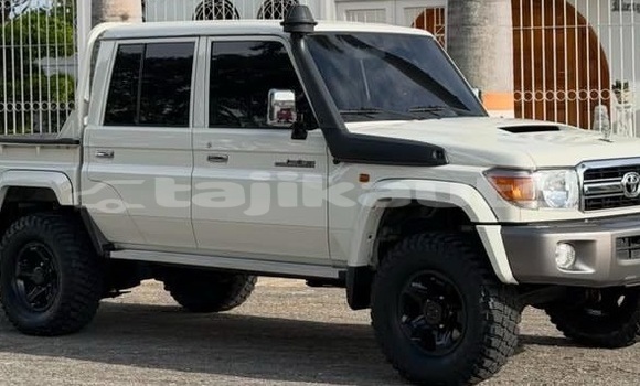 Buy Used Toyota Land Cruiser White Car in Buston in Sughd