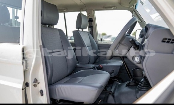Buy Used Toyota Land Cruiser White Car in Buston in Sughd Buy Used Toyota Land Cruiser White Car in Buston in Sughd
